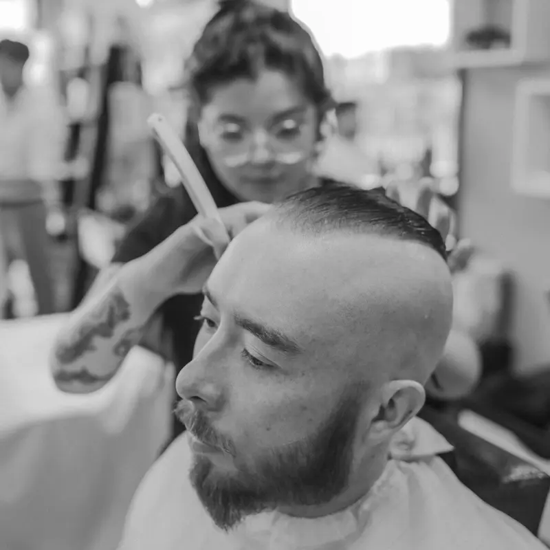 Sergio Valdivia trabajando en un corte de cabello